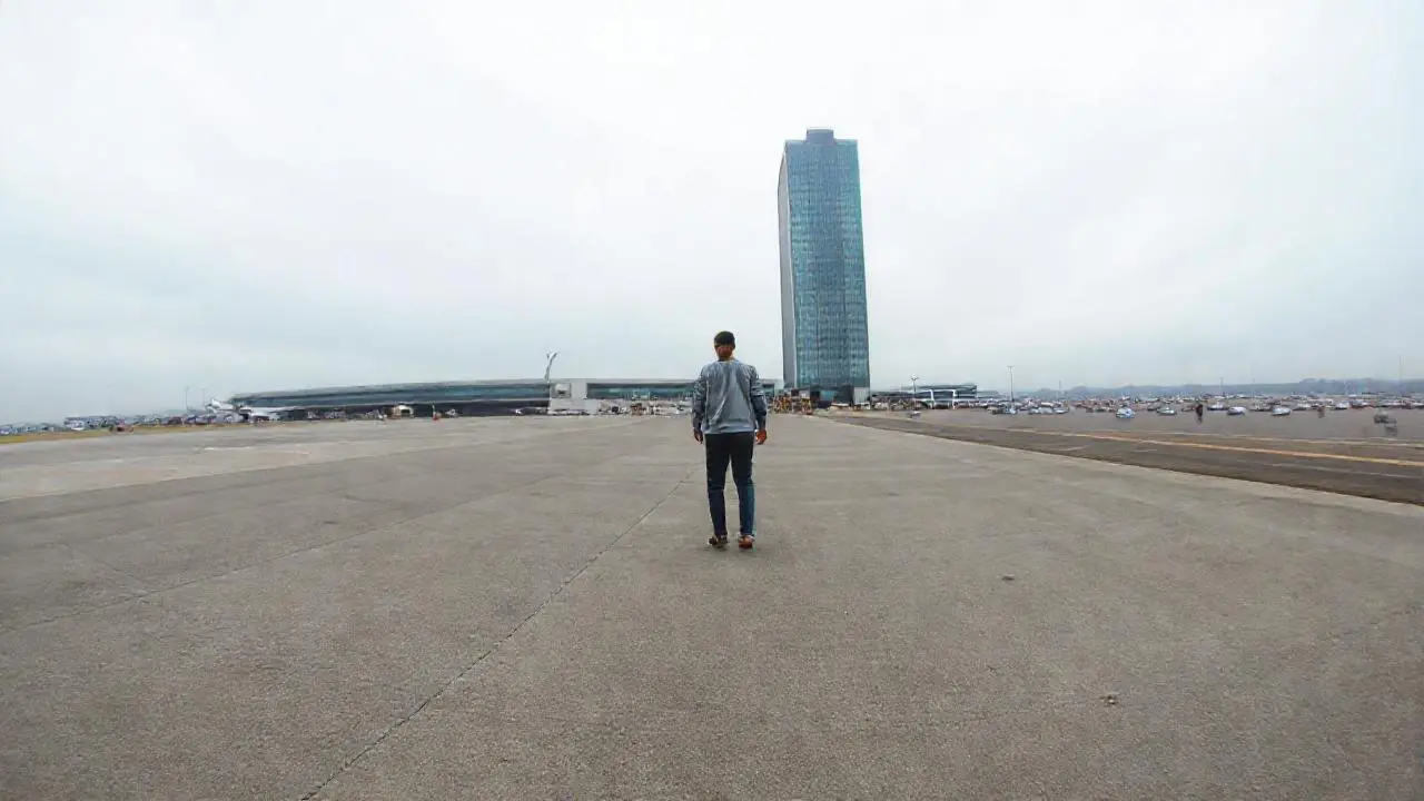 Escena urbana grisácea, realista y difusa