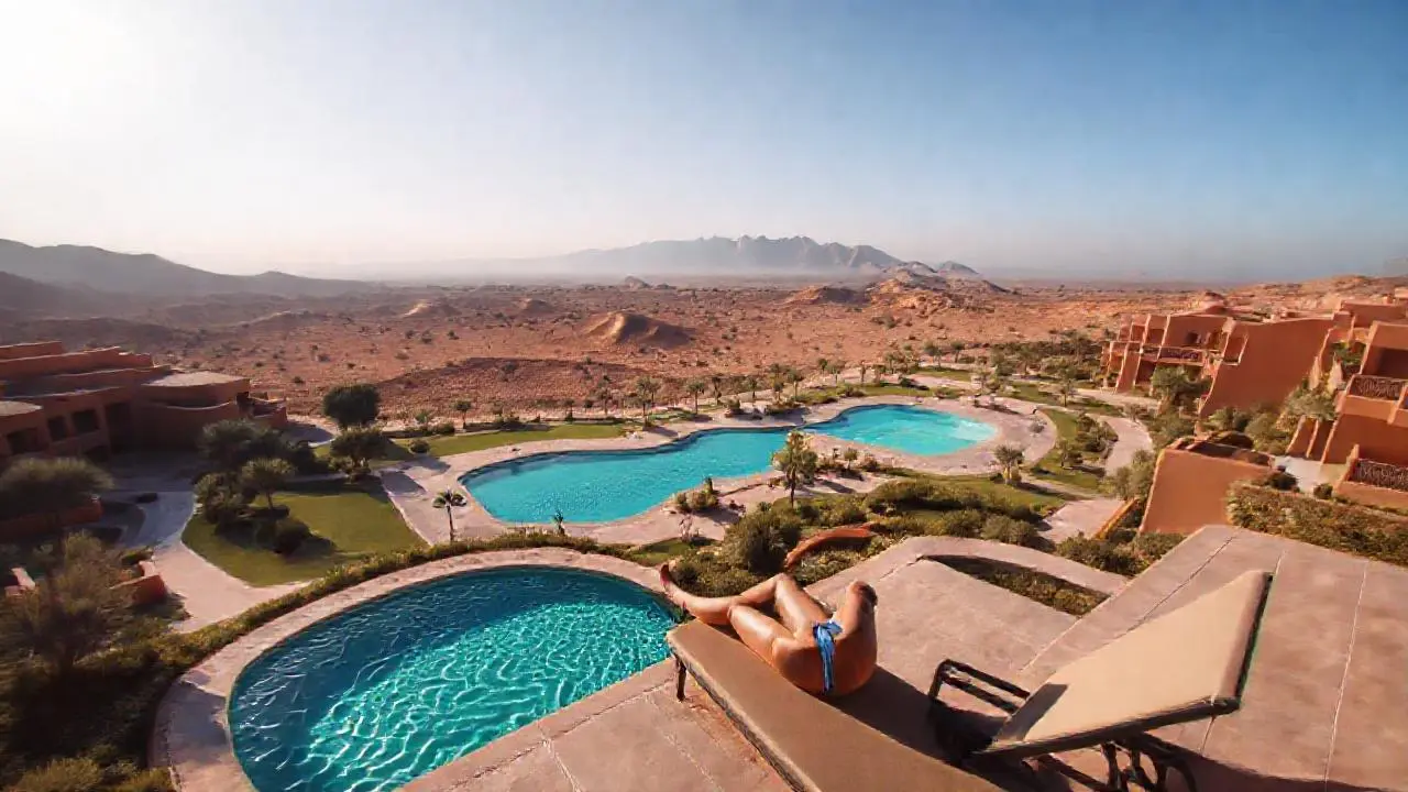 Tranquilo oasis en un paisaje desértico