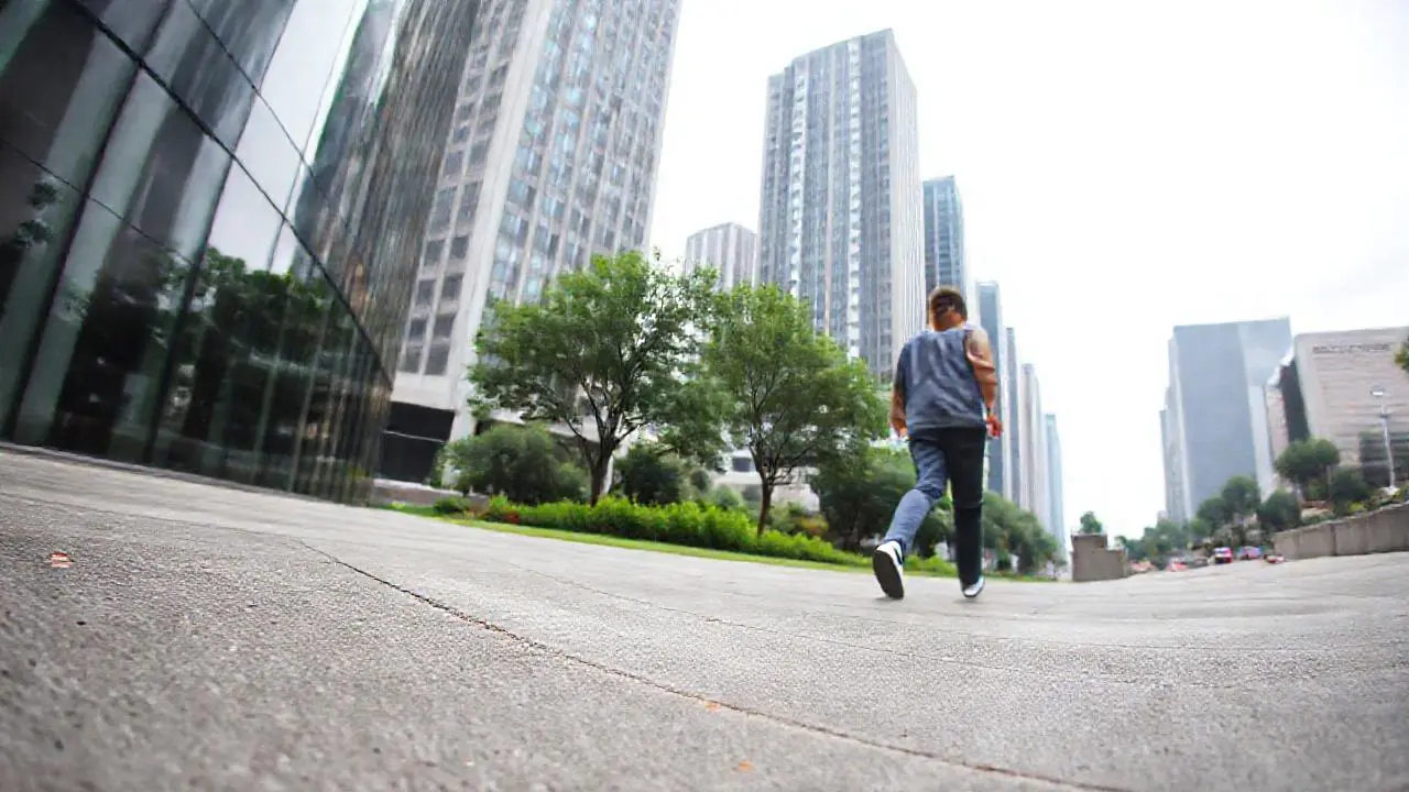 Escena urbana tranquila y ligeramente difusa