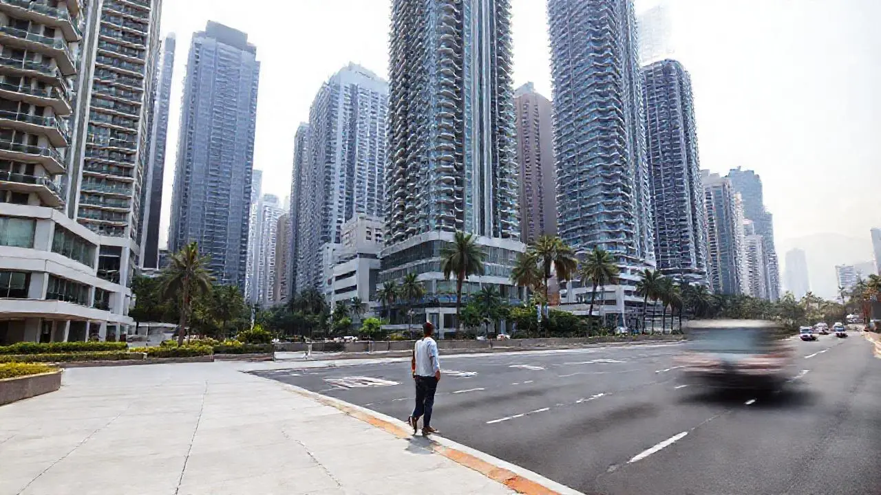 Ciudad moderna, amplia y ligeramente brumosa