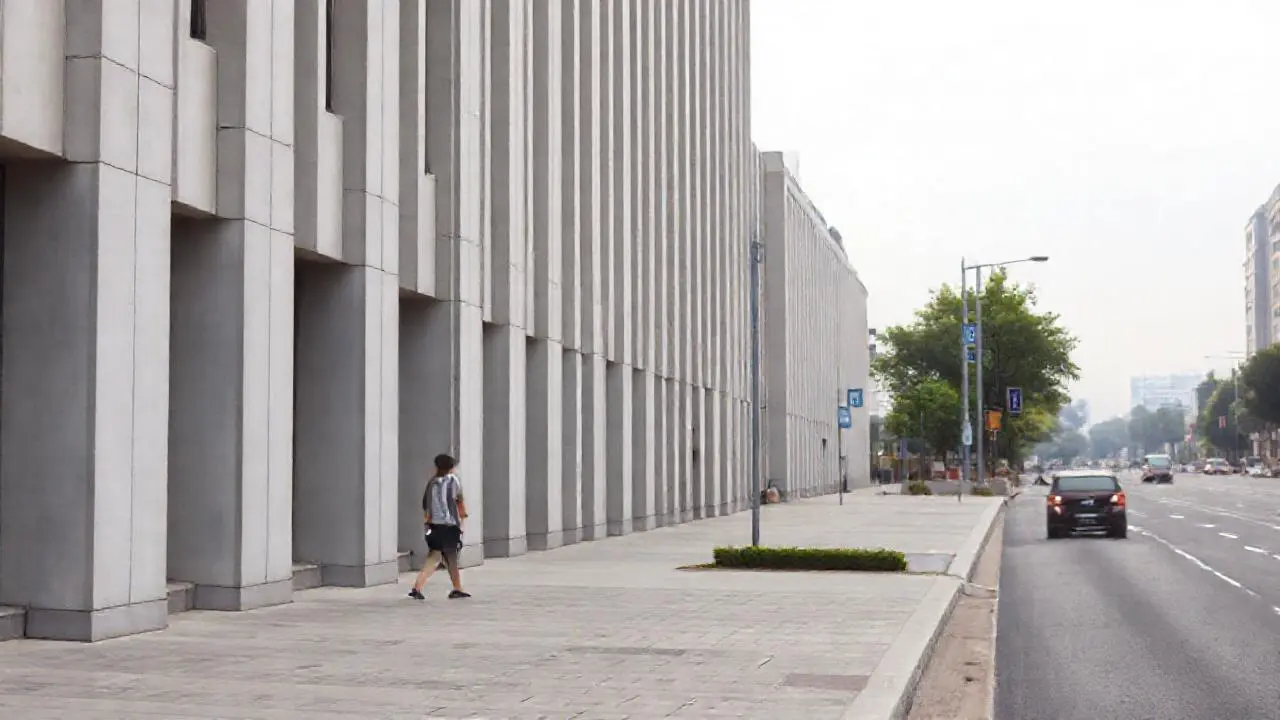 Edificio moderno, tranquilo y ligeramente difuso