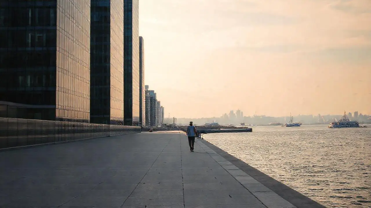 Una escena urbana tranquila y difusa