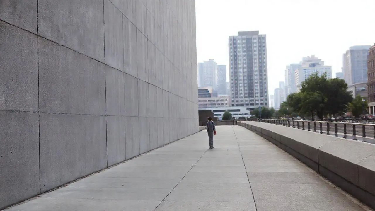 Edificio urbano sobrio, moderno y ligeramente difuso
