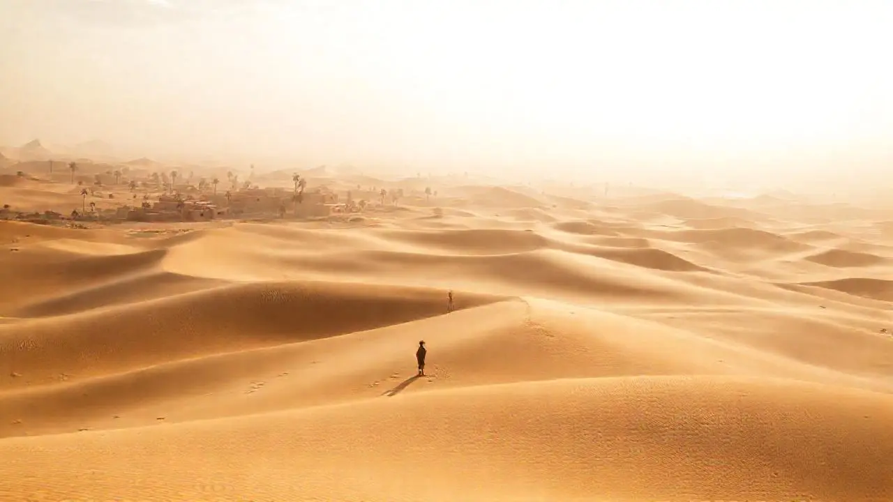 Paisaje desértico vasto, tranquilo y silencioso