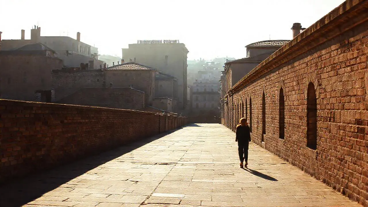 Ciudad antigua, tranquila y ligeramente brumosa