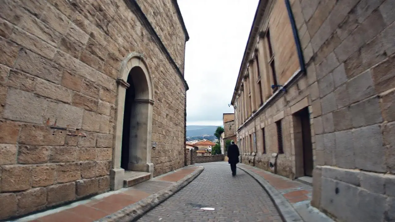 Arquitectura antigua, melancólica y distante