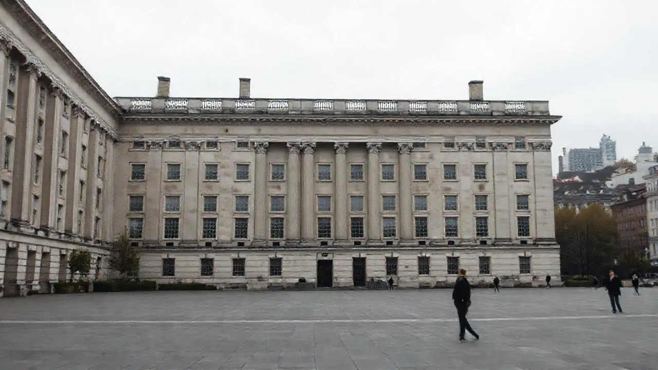 Edificio simétrico, luz suave y ambiente urbano