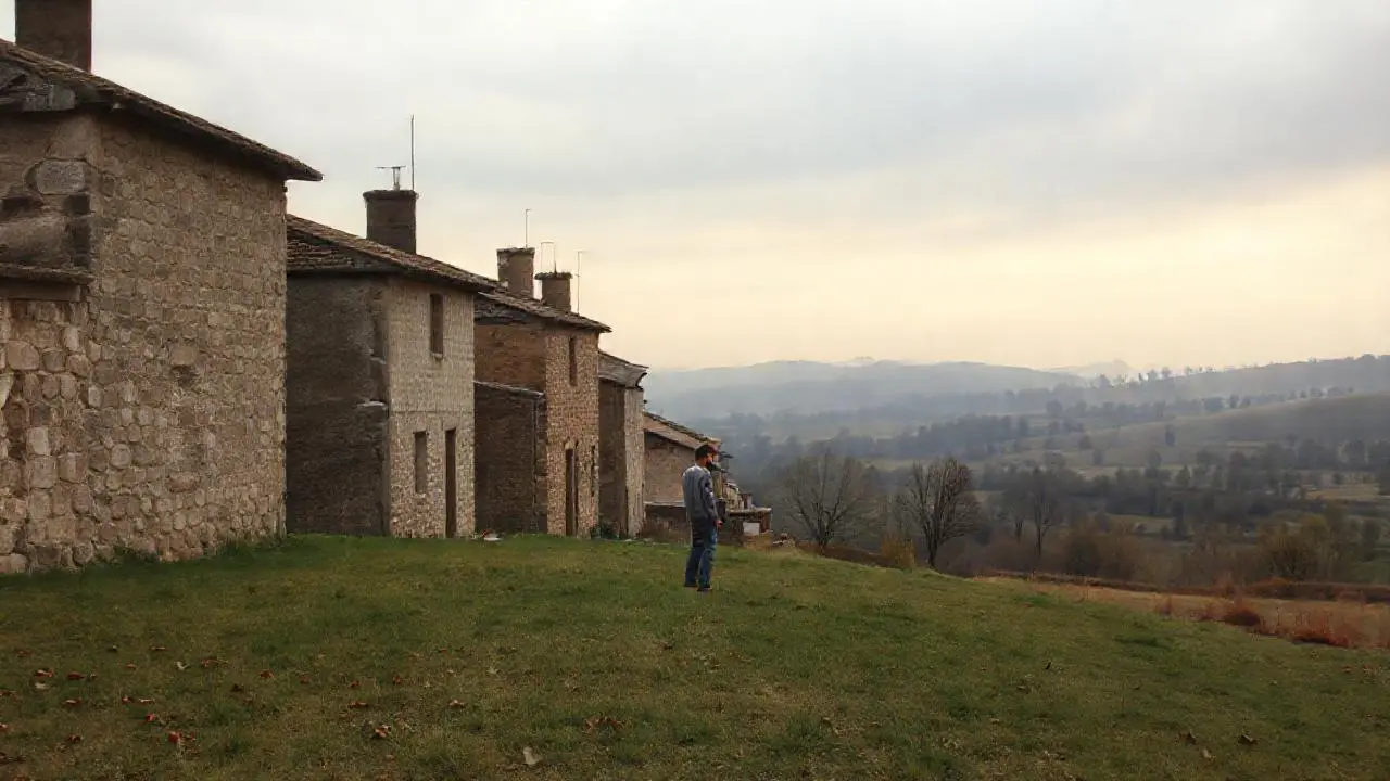 Paisaje rural tranquilo, luz suave y difusa