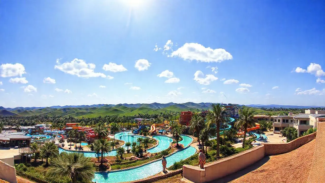 Parque acuático soleado, amplio y vibrante