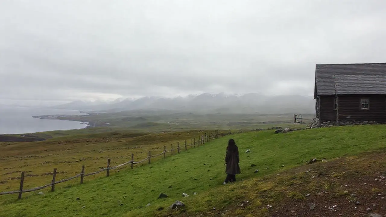 Paisaje islandés vasto, sereno y natural