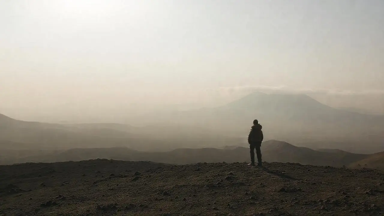 Paisaje volcánico vasto, frío y silencioso