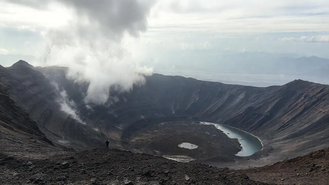 Paisaje volcánico extenso, sombrío y silencioso