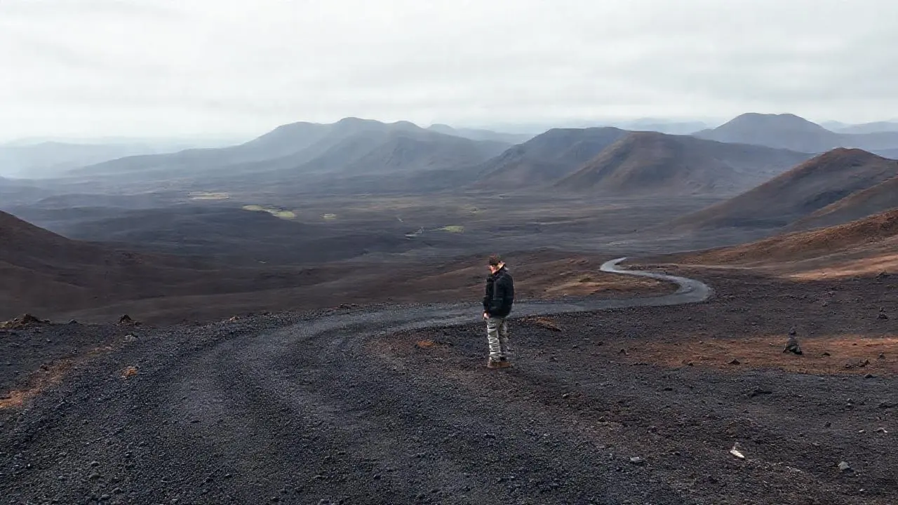 Paisaje volcánico vasto, solitario y silencioso