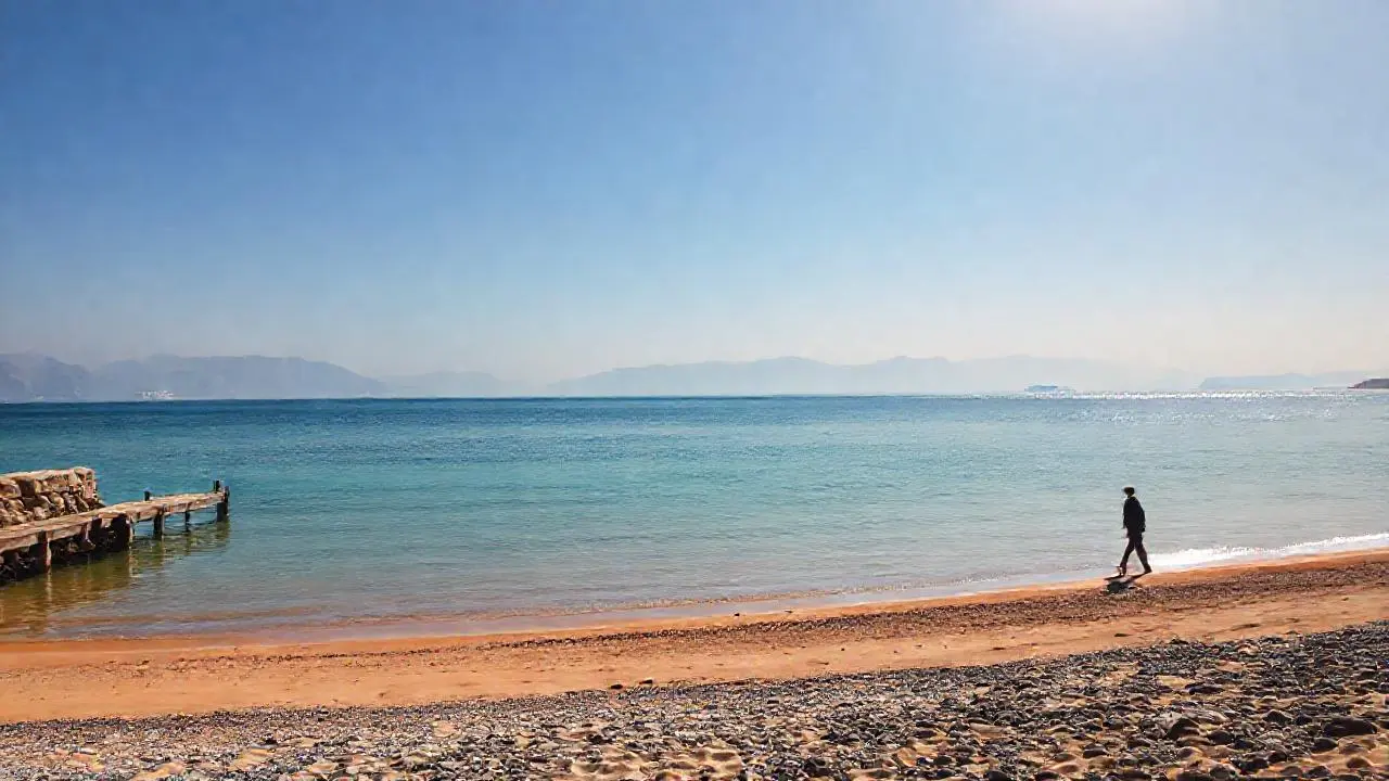 Paz serena en un paisaje costero