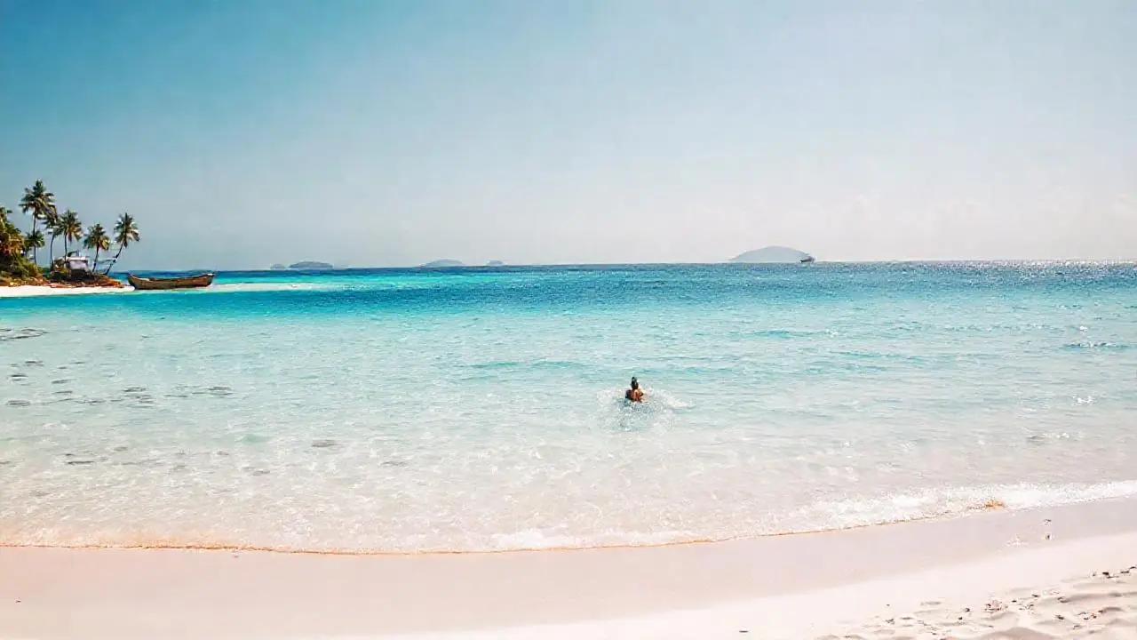Playa tropical, calma y luz natural