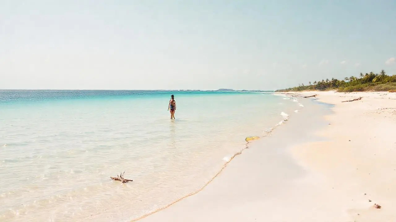 Playa serena, luz cálida y horizonte abierto