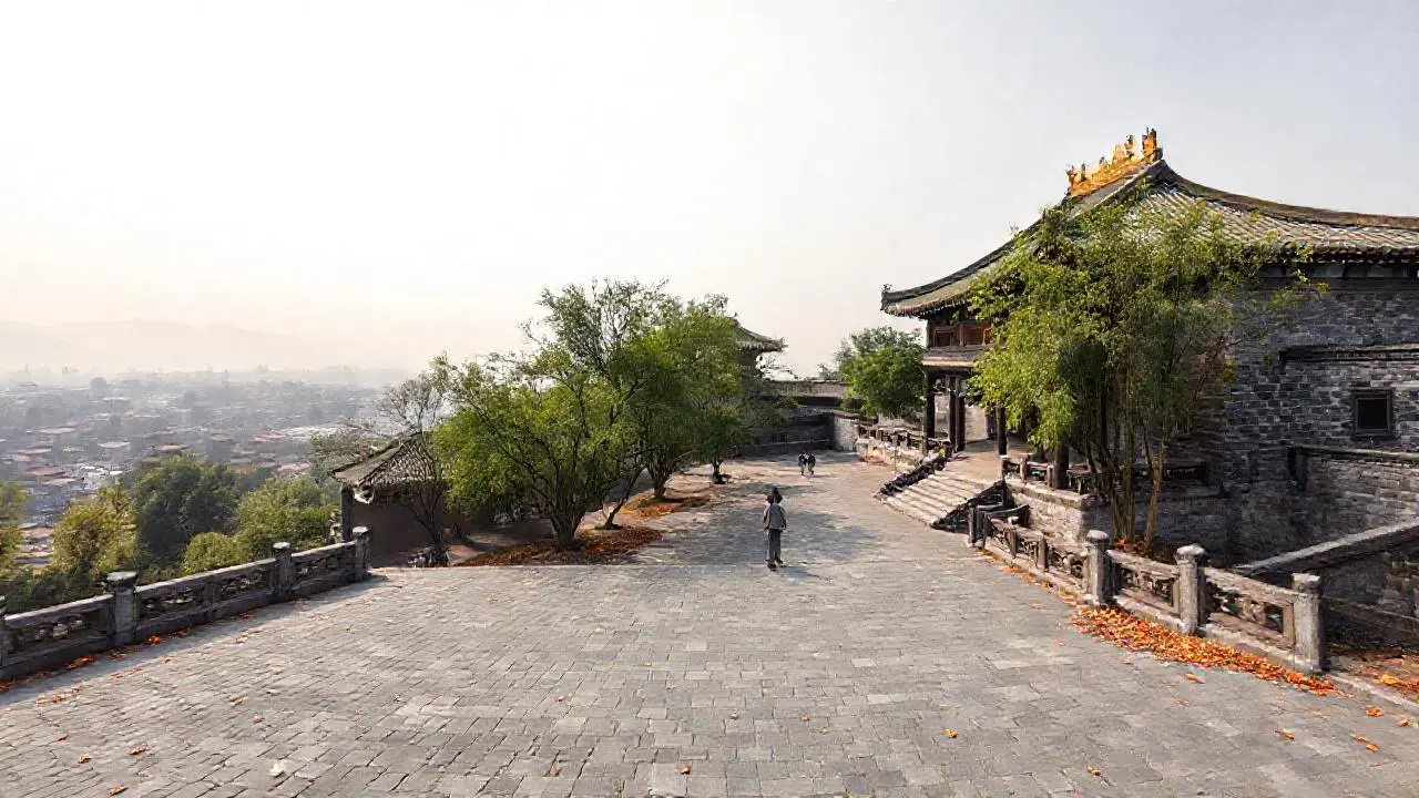 Arquitectura china antigua bajo cielo gris