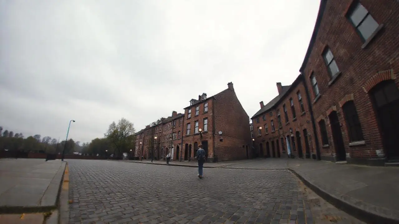 Escena urbana tranquila, suave y ligeramente borrosa