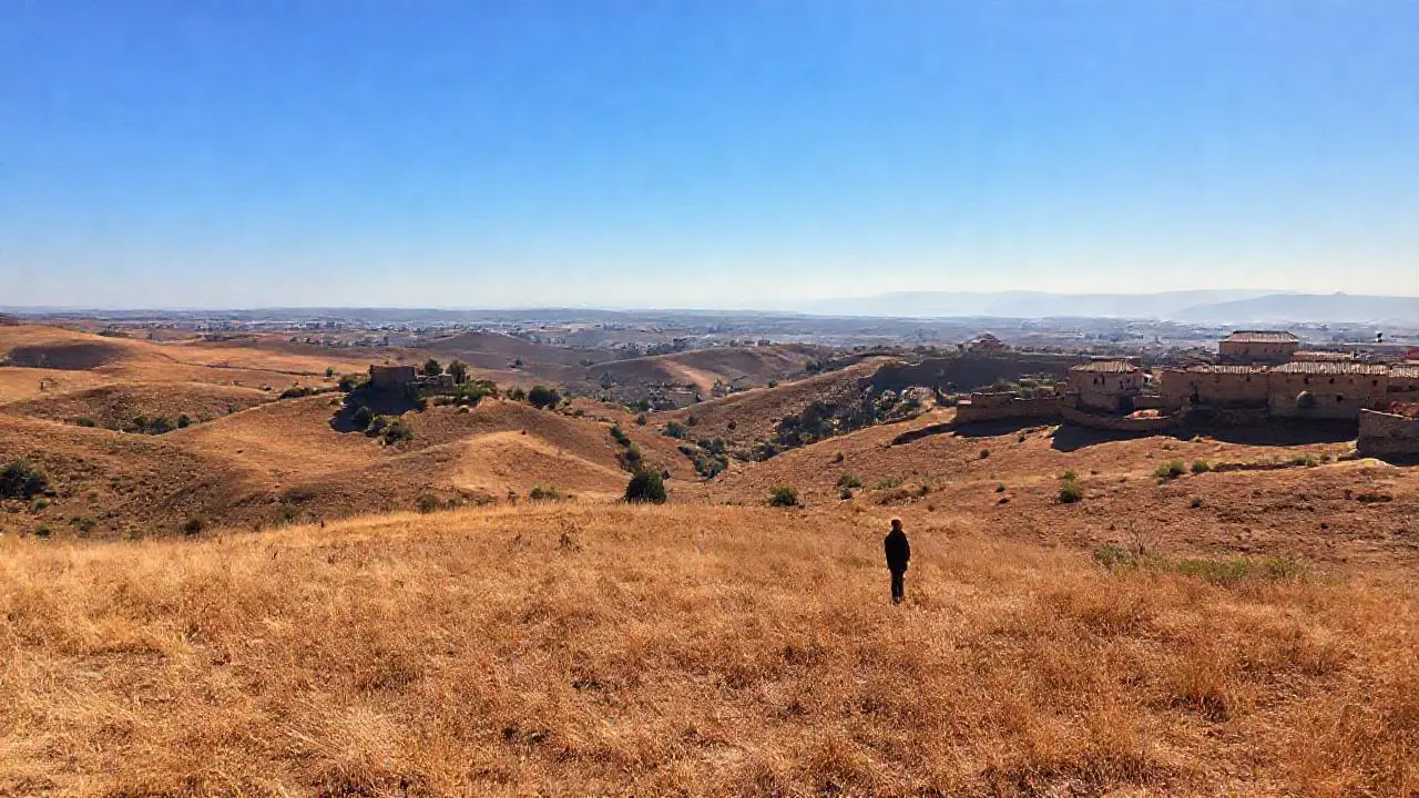 Paisaje sereno y vasto bajo el sol