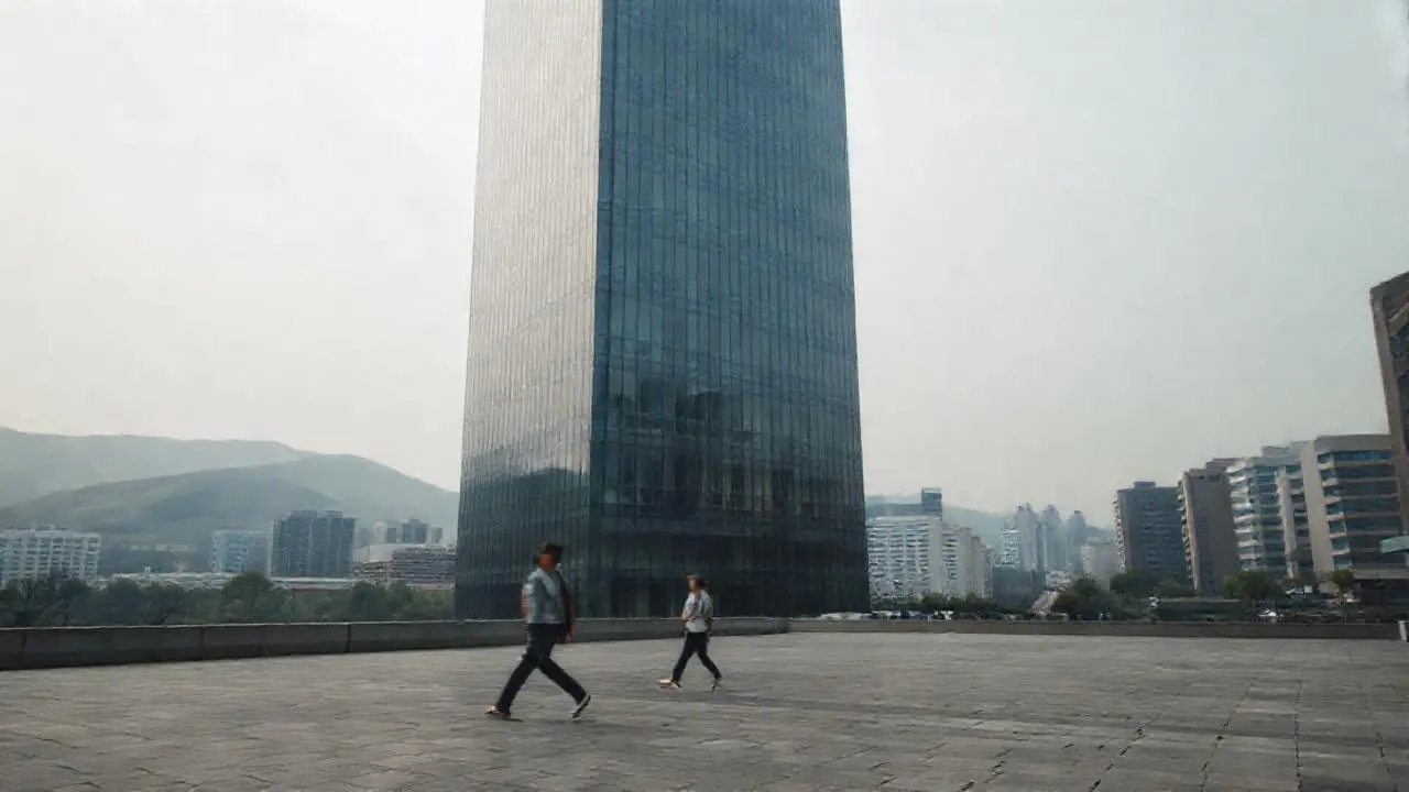 Edificio moderno en paisaje urbano brumoso