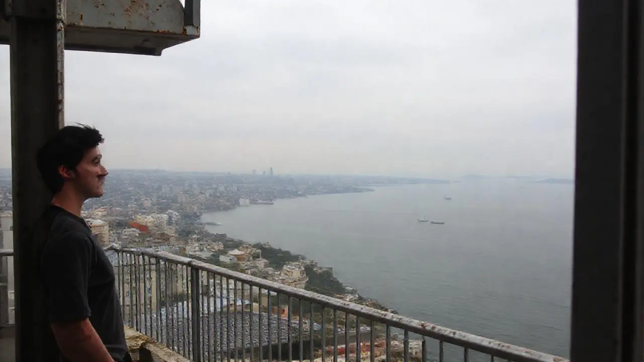 Paisaje urbano tranquilo, con cielo nublado