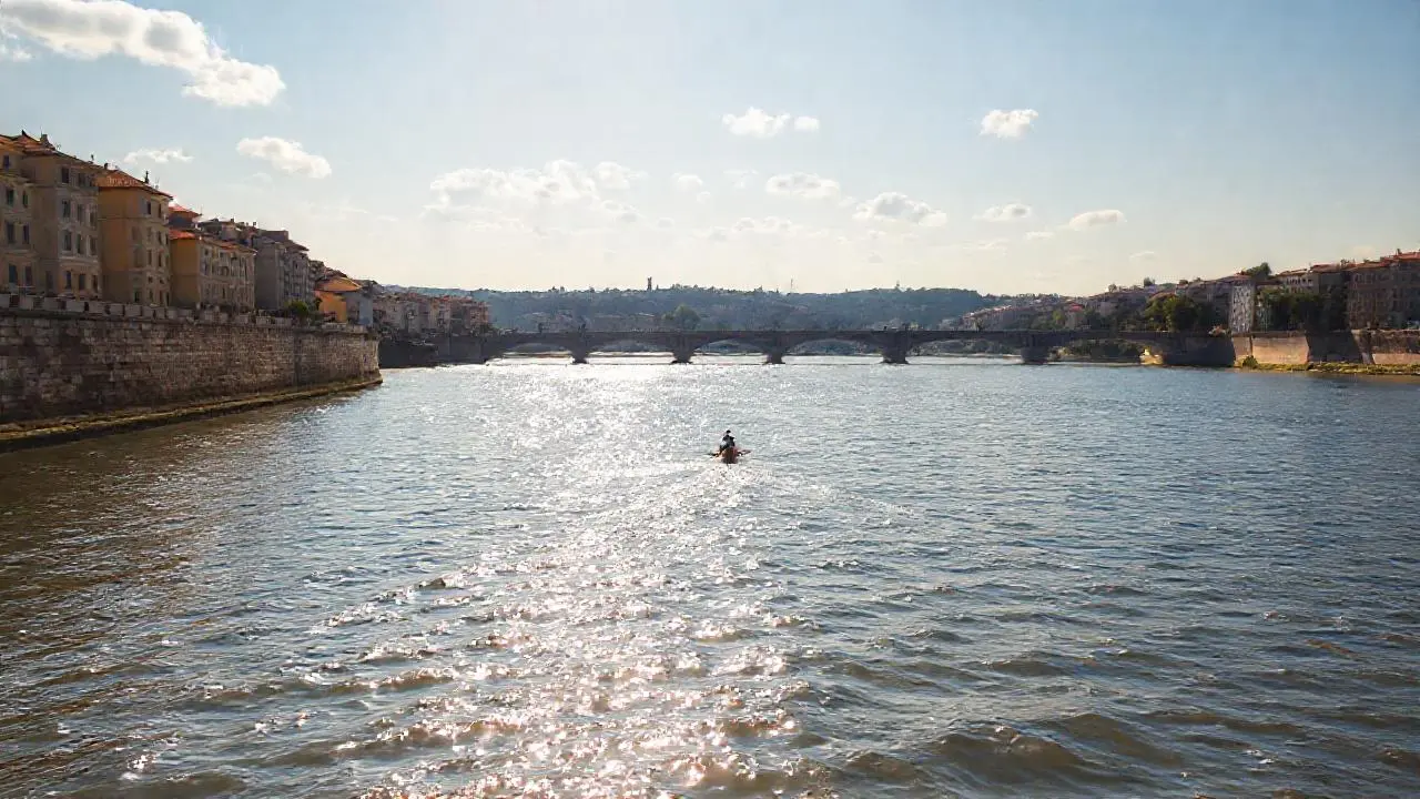 Un río tranquilo bajo cielos amplios