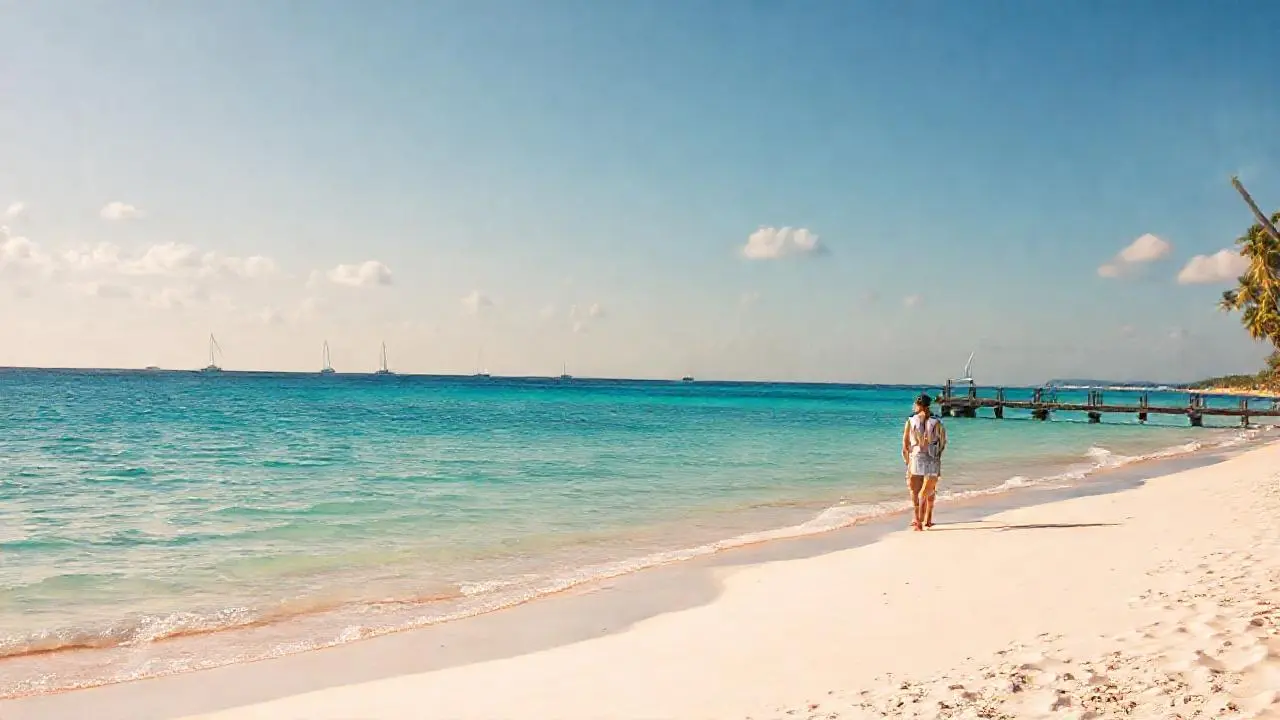 Playa tranquila, sol, y cielo despejado