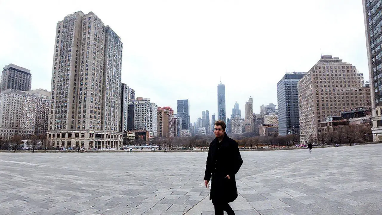 Ciudad gris, amplia, solitaria y urbana