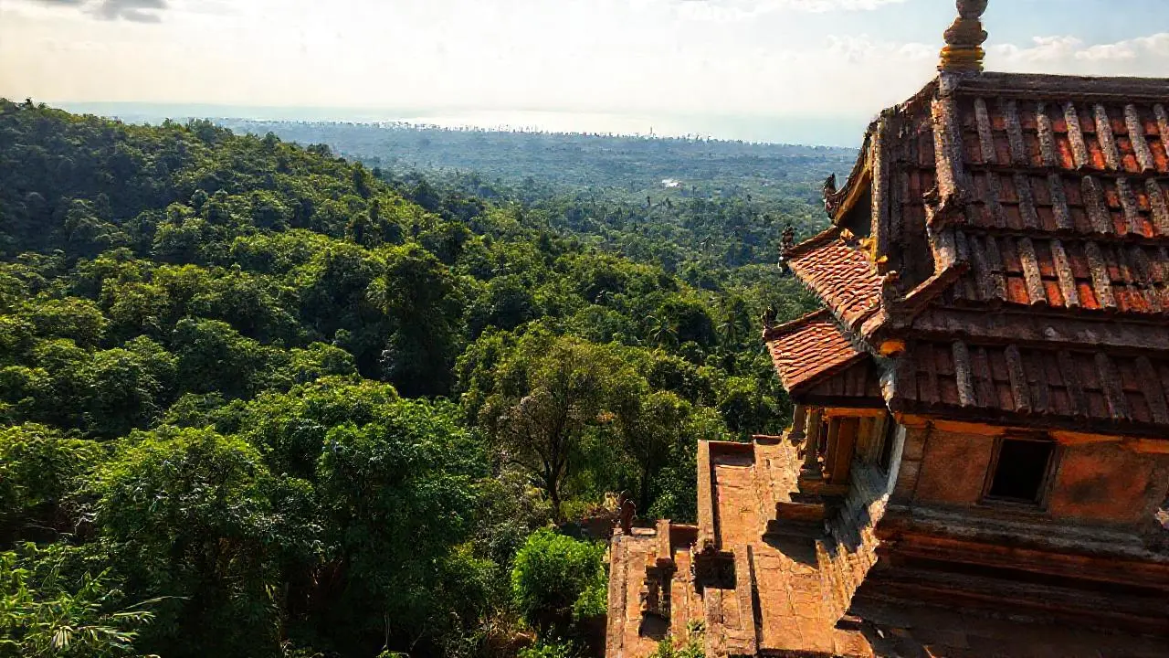 Paz tropical, templo antiguo y luz cálida