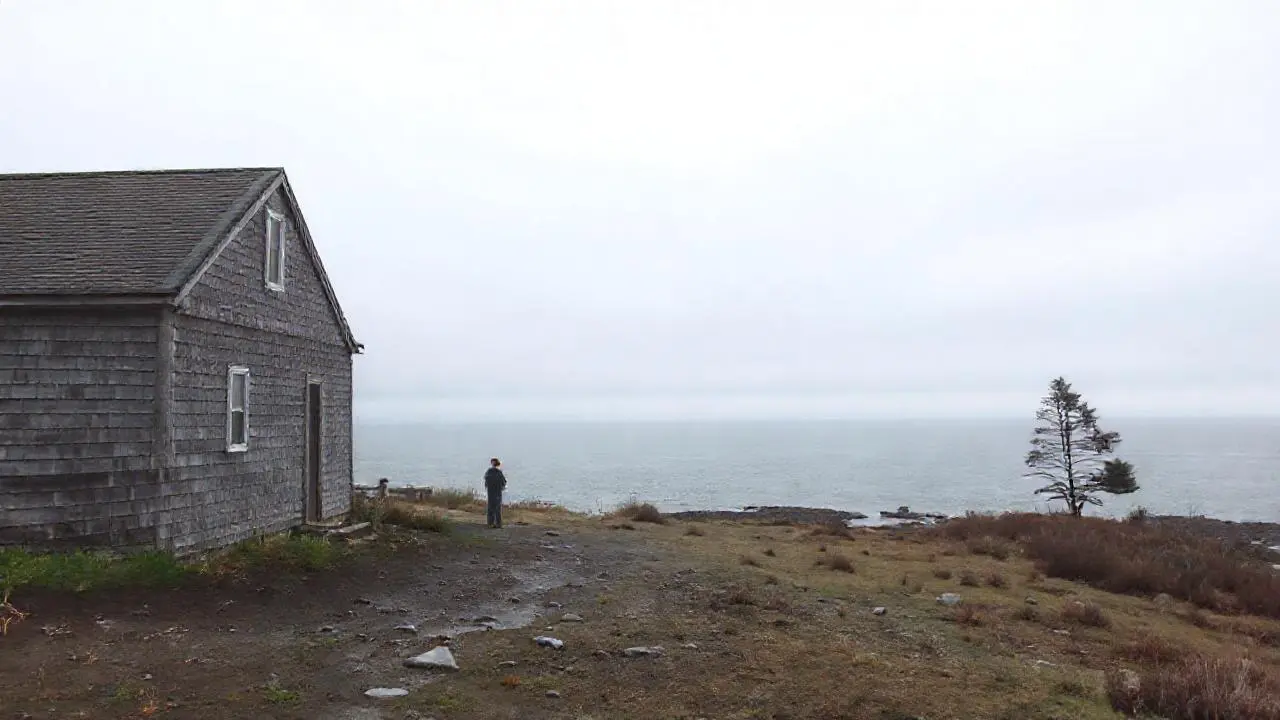 Paisaje costero tranquilo y ligeramente borroso