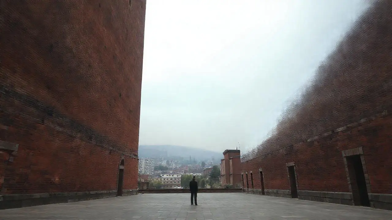 Arquitectura imponente en atmósfera tranquila y distante