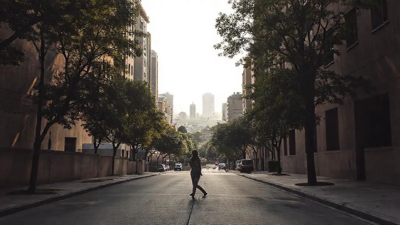 Tranquila escena urbana, luz suave y distante