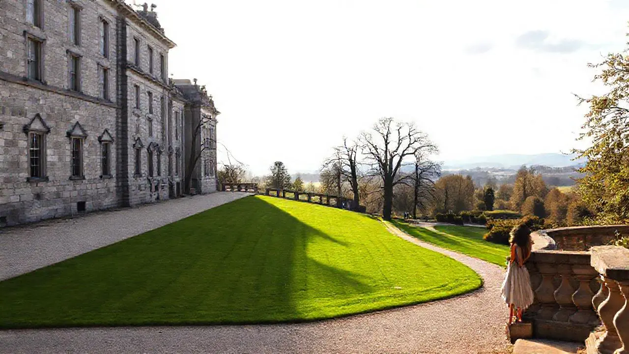 Palacio sereno en un paisaje amplio