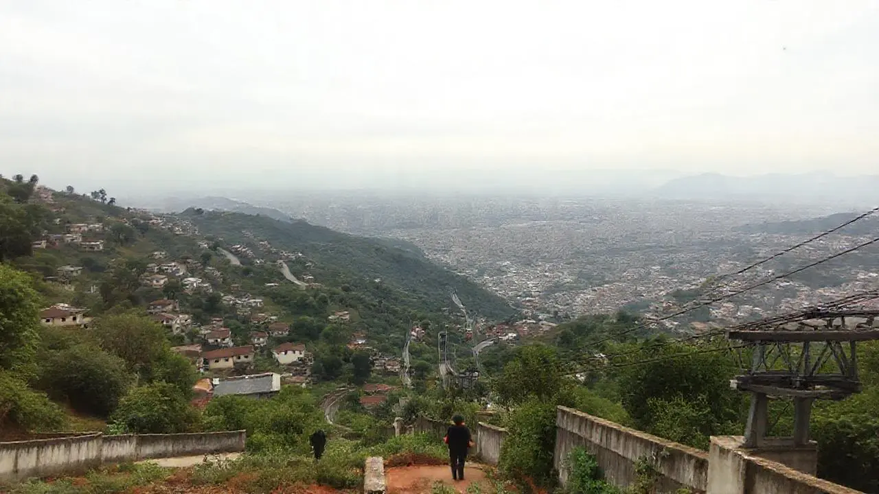 Ciudad montañosa con bruma y vida urbana