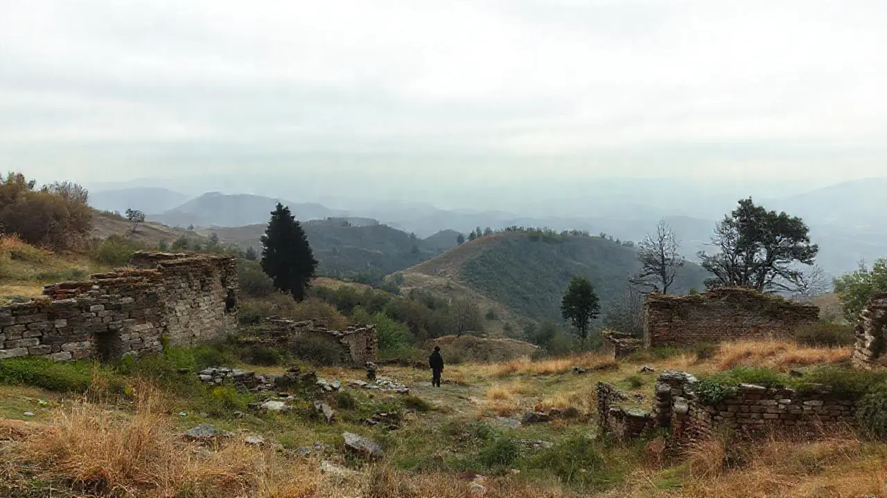 Paisaje antiguo, sereno y ligeramente brumoso