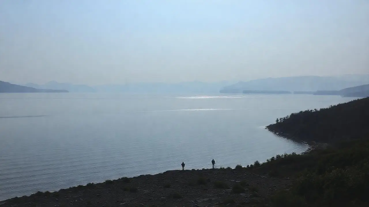 Paisaje sereno, amplio y ligeramente distante