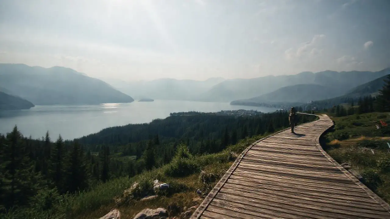 Paisaje alpino tranquilo y sereno