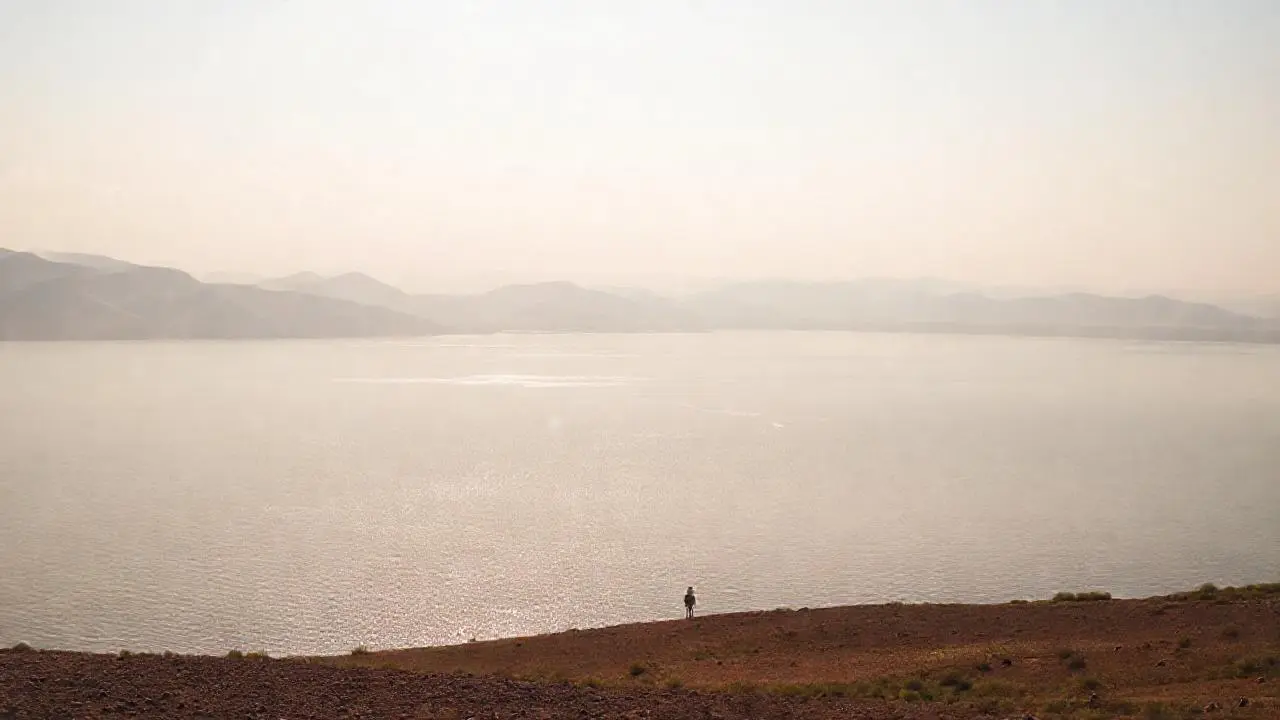 Paisaje sereno y vasto, con calma