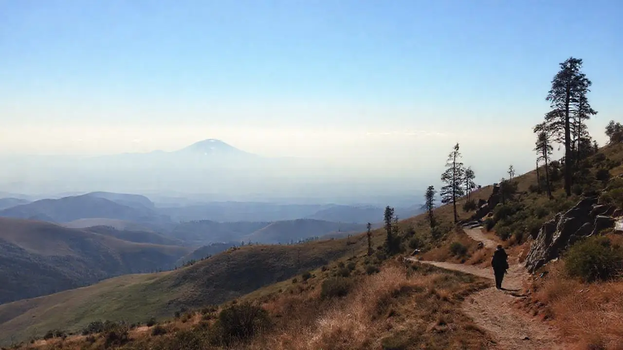 Paisaje vasto y sereno, con una figura