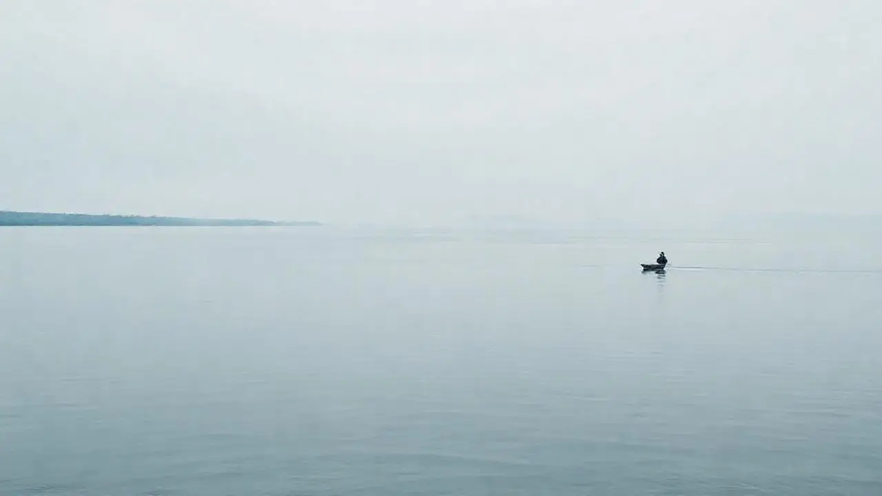 Calma y quietud en un paisaje acuático
