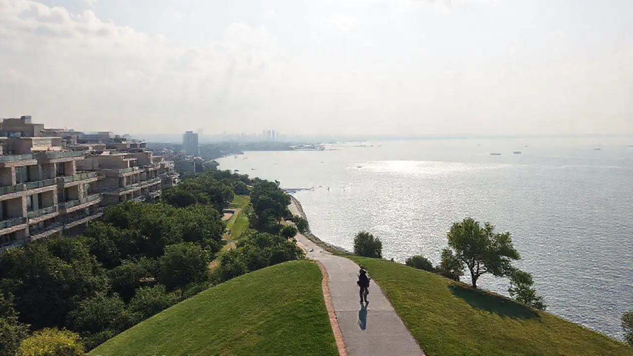 Paz serena ante un paisaje amplio