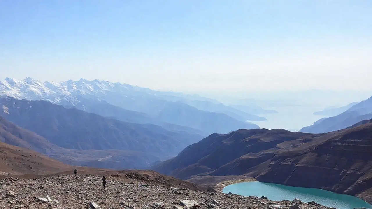 Imponente paisaje montañoso, lago turquesa y niebla