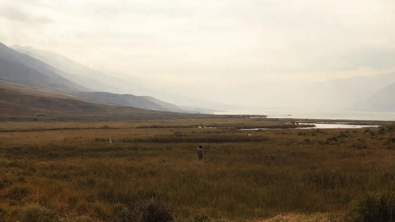 Paisaje andino sereno y vasto