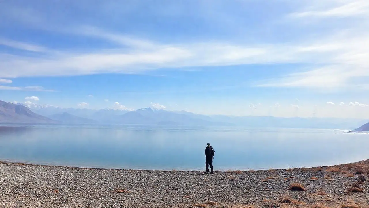 Lago alto, silencio y montañas lejanas