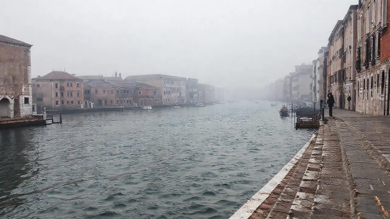 Venecia: calma, bruma, y antigüedad