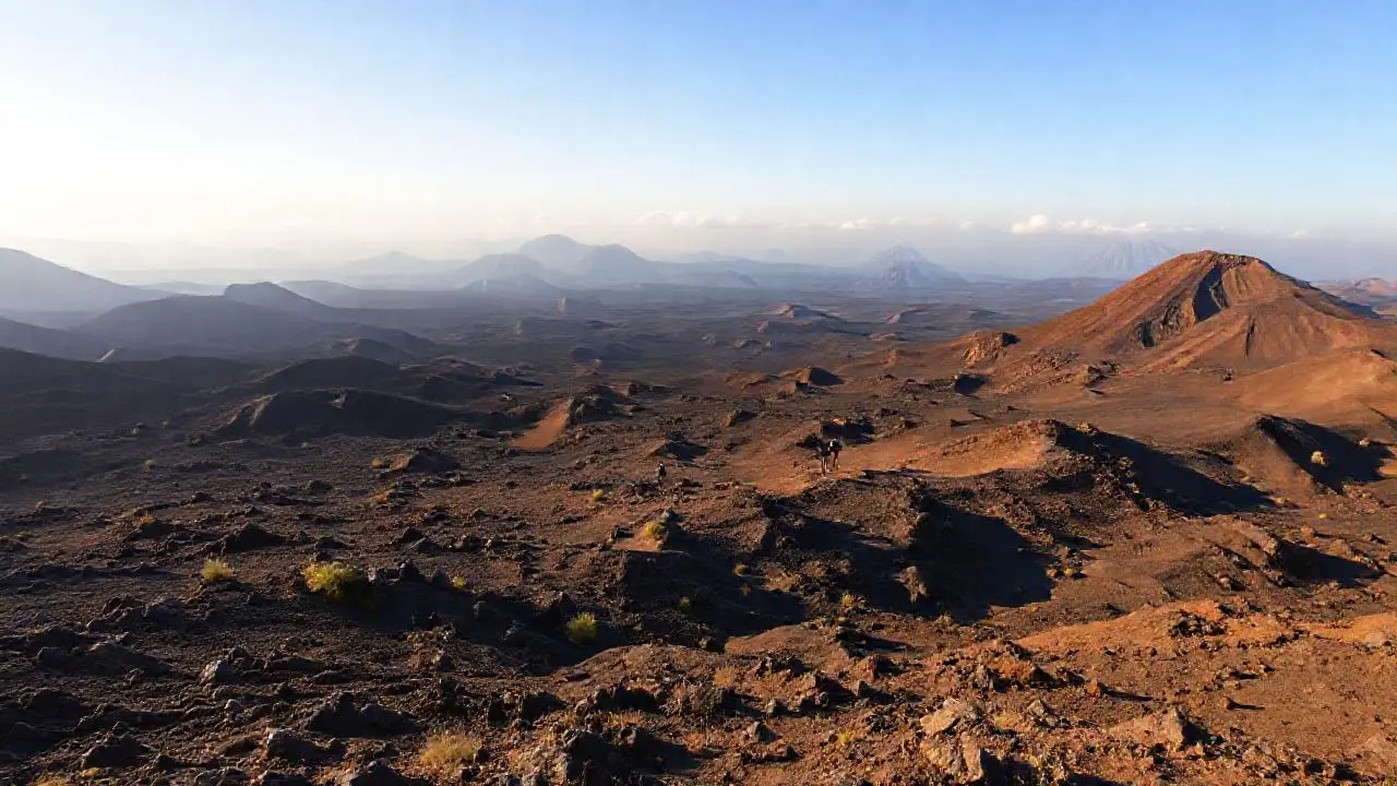 Paisaje volcánico vasto, árido y silencioso