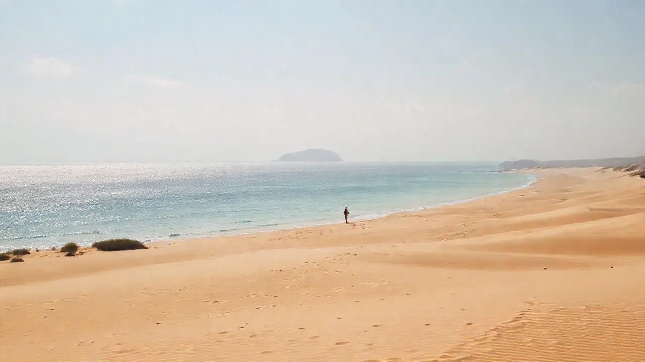 Costa tranquila, luz suave y lejana