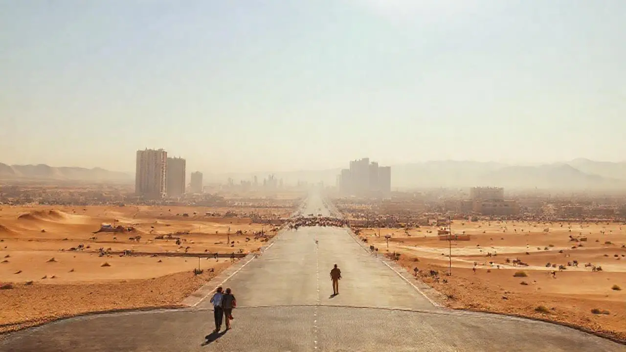 Ciudad extensa bajo luz cálida y difusa