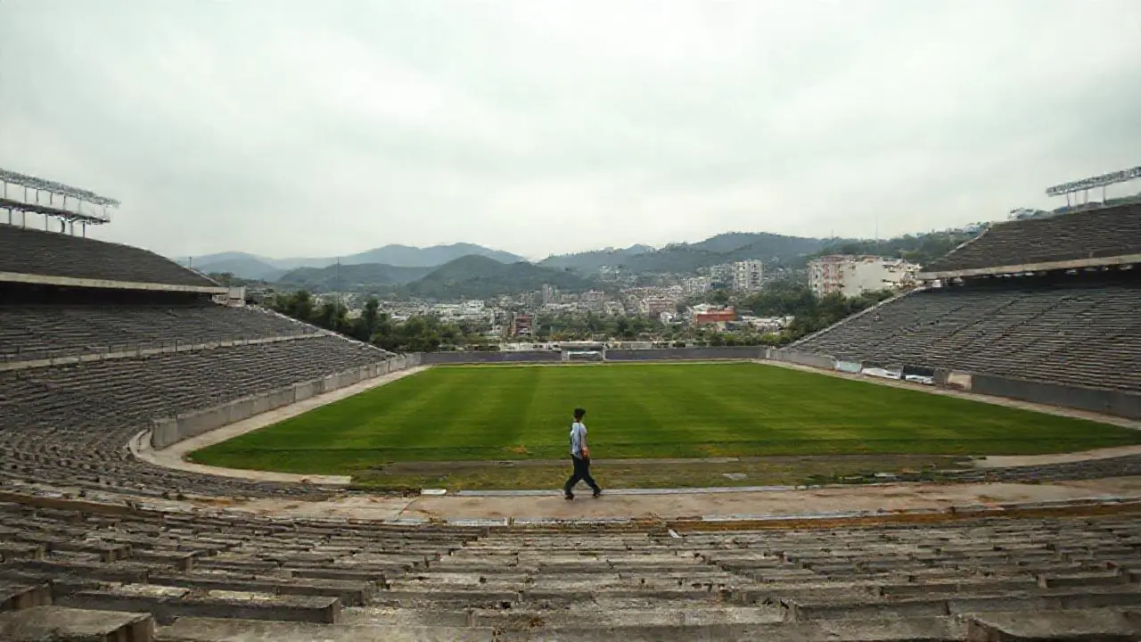 Amplio estadio, atmósfera serena y difusa