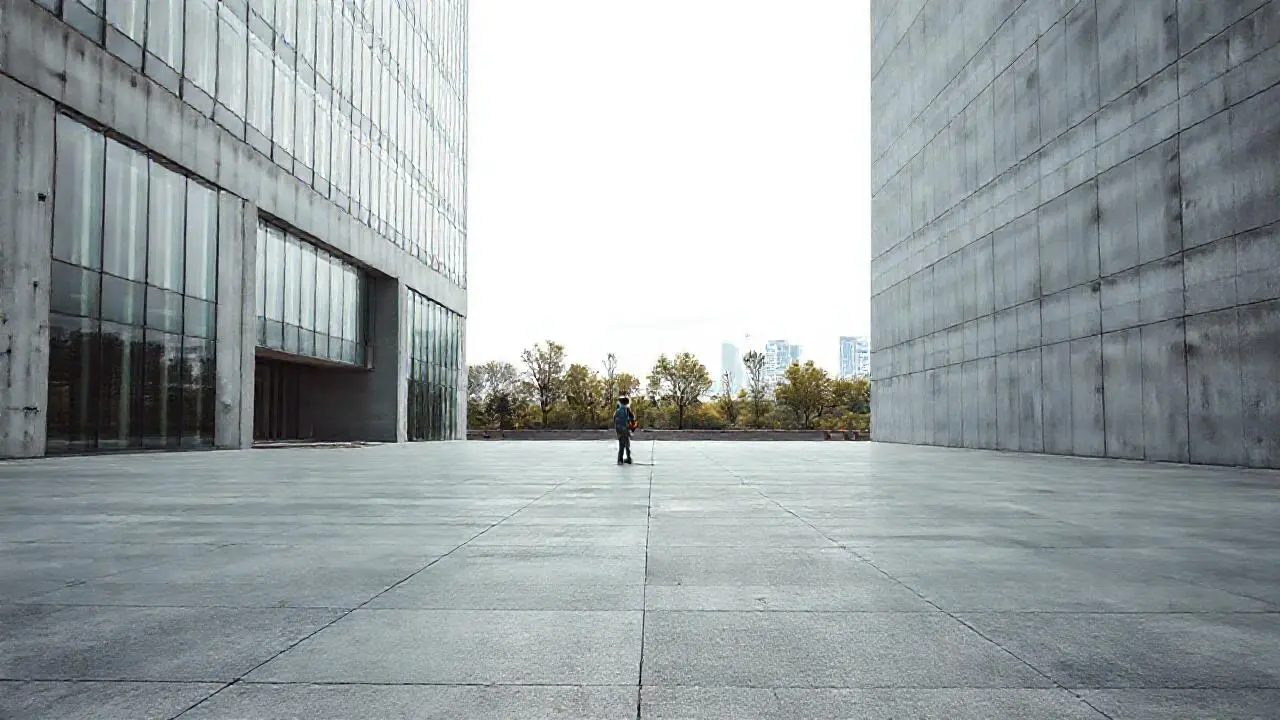Edificio moderno en plaza sobria y amplia